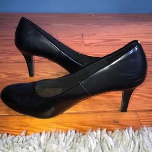 Black pumps